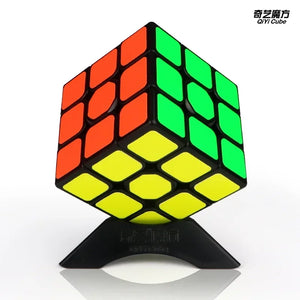 QiYi Sailing W, a high-quality 3x3 speed cube known for its smooth turning and stable performance.
